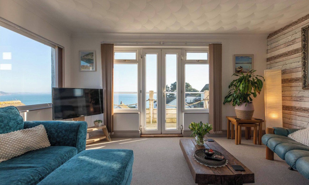 Looe Apartment | 1 Bed Flat - Sleeps 2 - Pets - Balcony - Parking