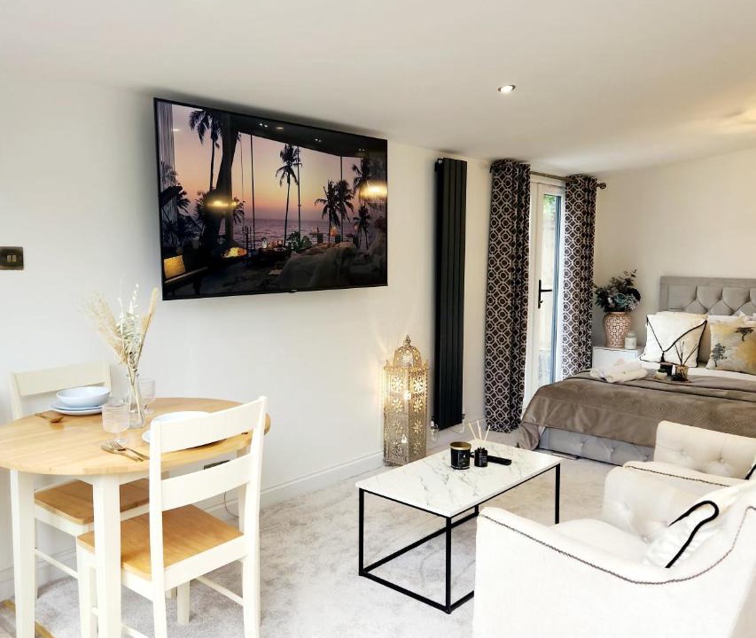 Newcastle-upon-Tyne Apartment | 1-Bed Studio with Parking Ideal for Couples