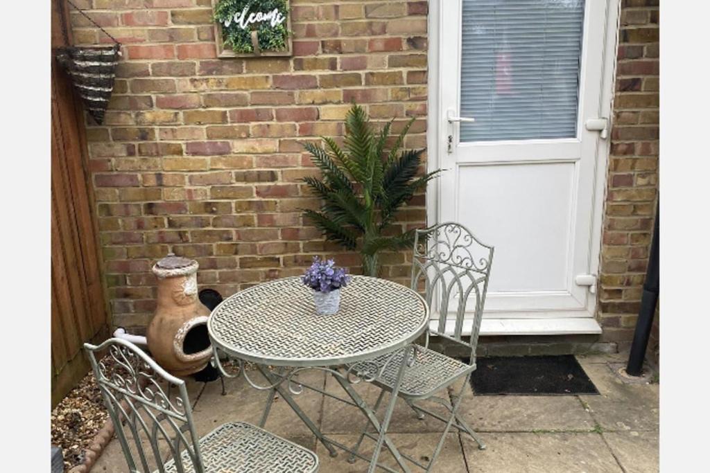 Hillingdon East Apartment | 1 Bed Studio - Sleeps 2 - Smoking - Parking - Wifi