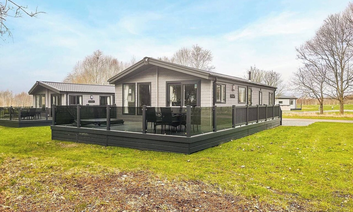 Pershore Ski Chalet | 1 bedroom accommodation in Pershore