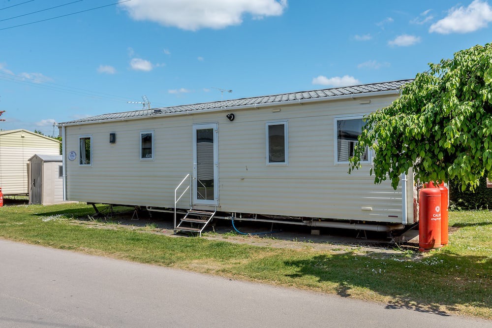 Bognor Regis House | 12ft-wide caravan with one double and two twin.