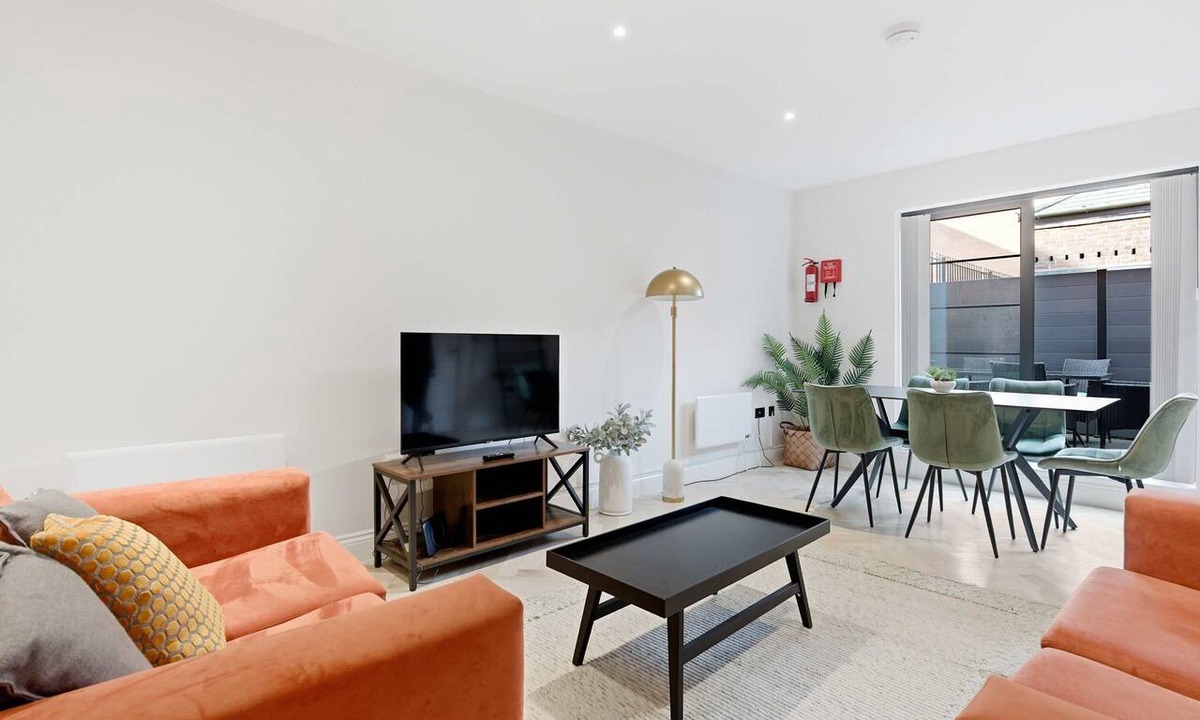 Birmingham City Centre Apartment | 1BED Central Birmingham Flat w Parking & Terrace