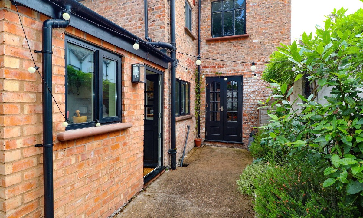 Hoole Cottage | 2 Ashby Place