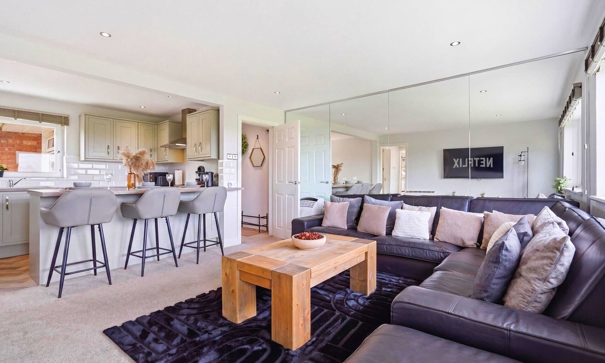 Hampton-in-Arden House | 2 Bed 2 Bath Luxe Apartment in Hampton in Arden