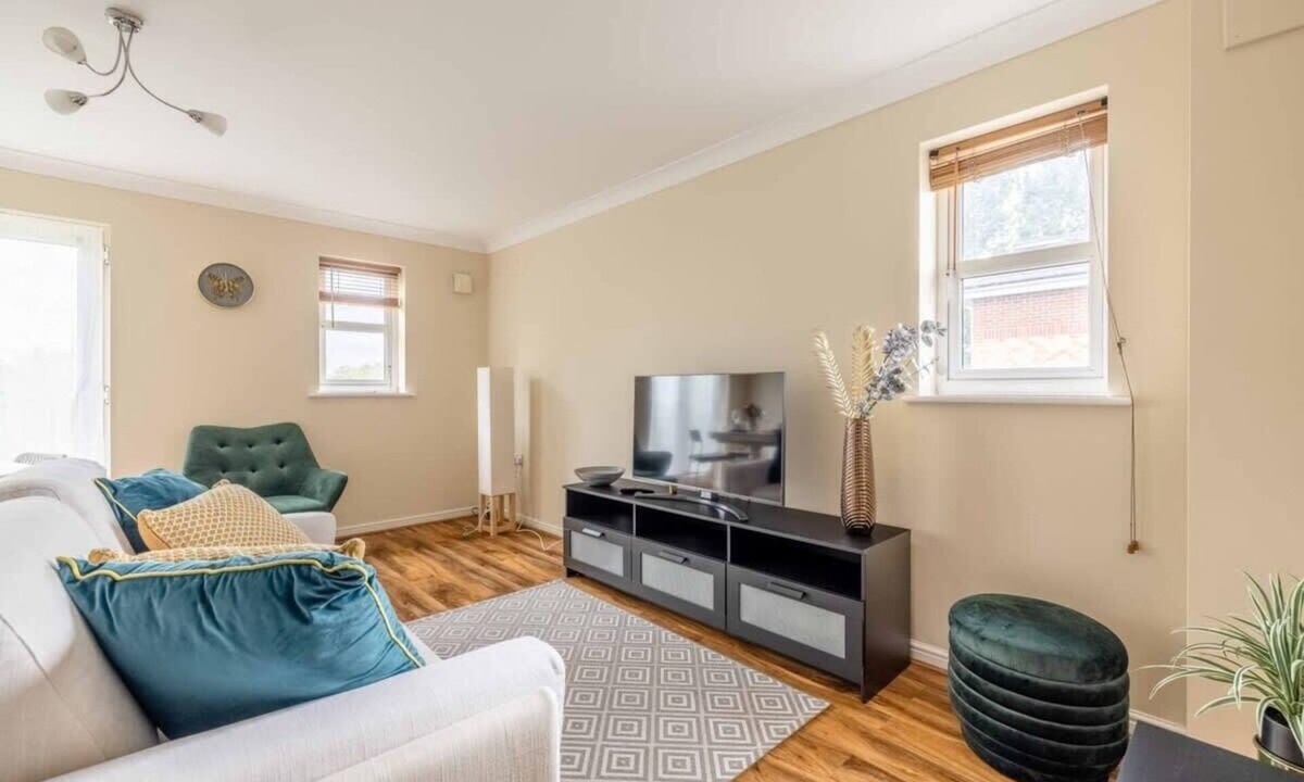 George Green Condo | 2 Bed/2 Bath/Parking in Slough - By Tempstay