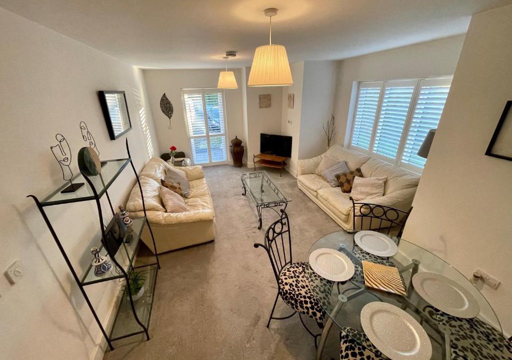 London Borough of Bromley Apartment | 2 Bed 2 Bathroom Gated Apartment 1 Inc free Parking