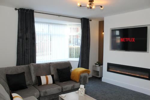 St Helens House | 2 Bed Contractor House in St Helens - Free Parking - Wifi