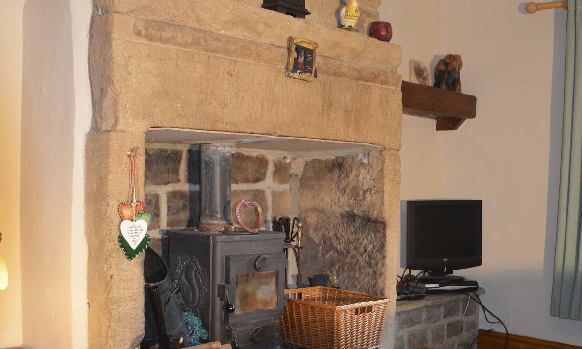 Hebden Bridge Cottage | 2 Bed Cottage - Sleeps 4 - Pets - Parking