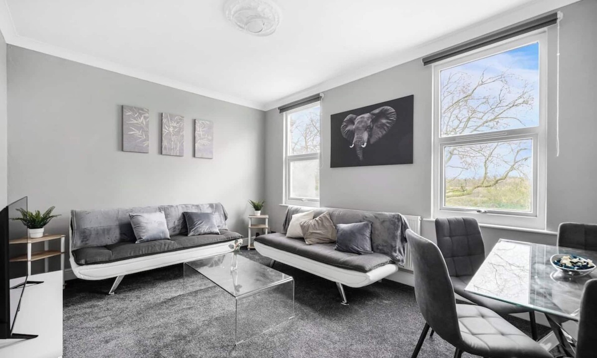 Cann Hall Apartment | 2 Bed First Floor Flat Forest Gate E7 0EA · WiFi | Parking | Sleeps 6