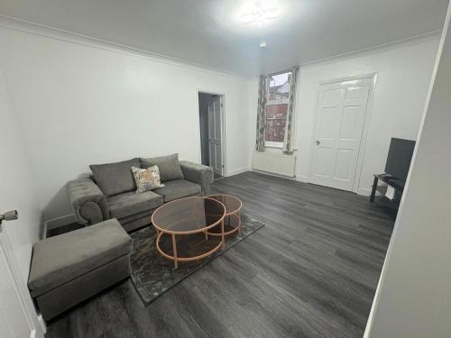 Boldon Colliery Apartment | 2 Bed Flat - Sleeps 3 - Parking - Wifi
