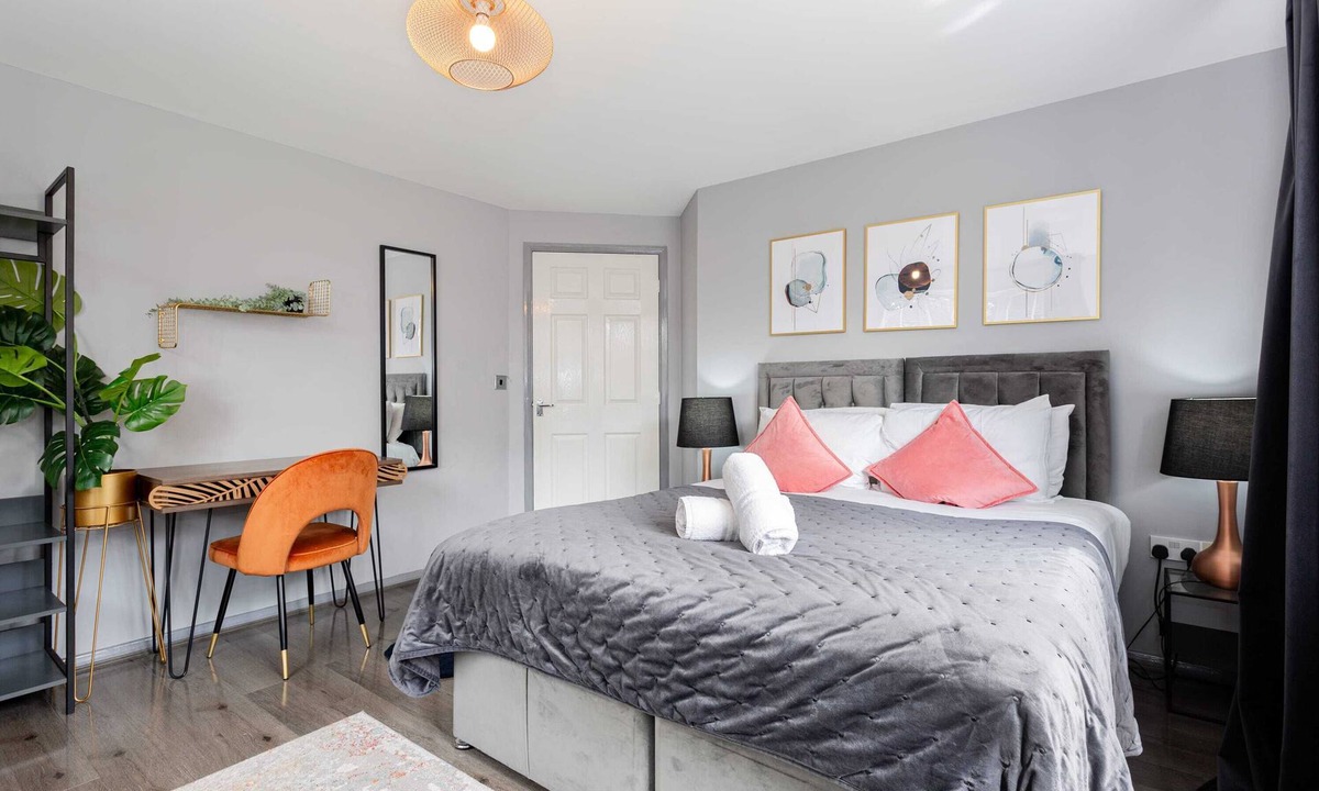 Irlam Apartment | 2-Bed Flat | Trafford Centre | Sleeps 5 | Parking