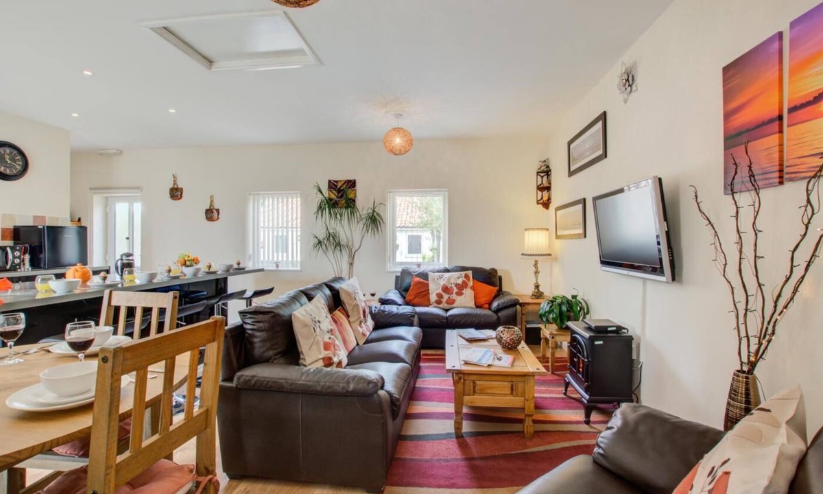 Irstead House | 2 Bed in Blofield Heath (oc-1467)