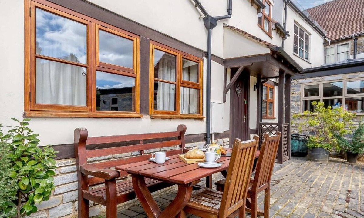 Bretforton Cottage | 2 Bed in Evesham (oc-89476)