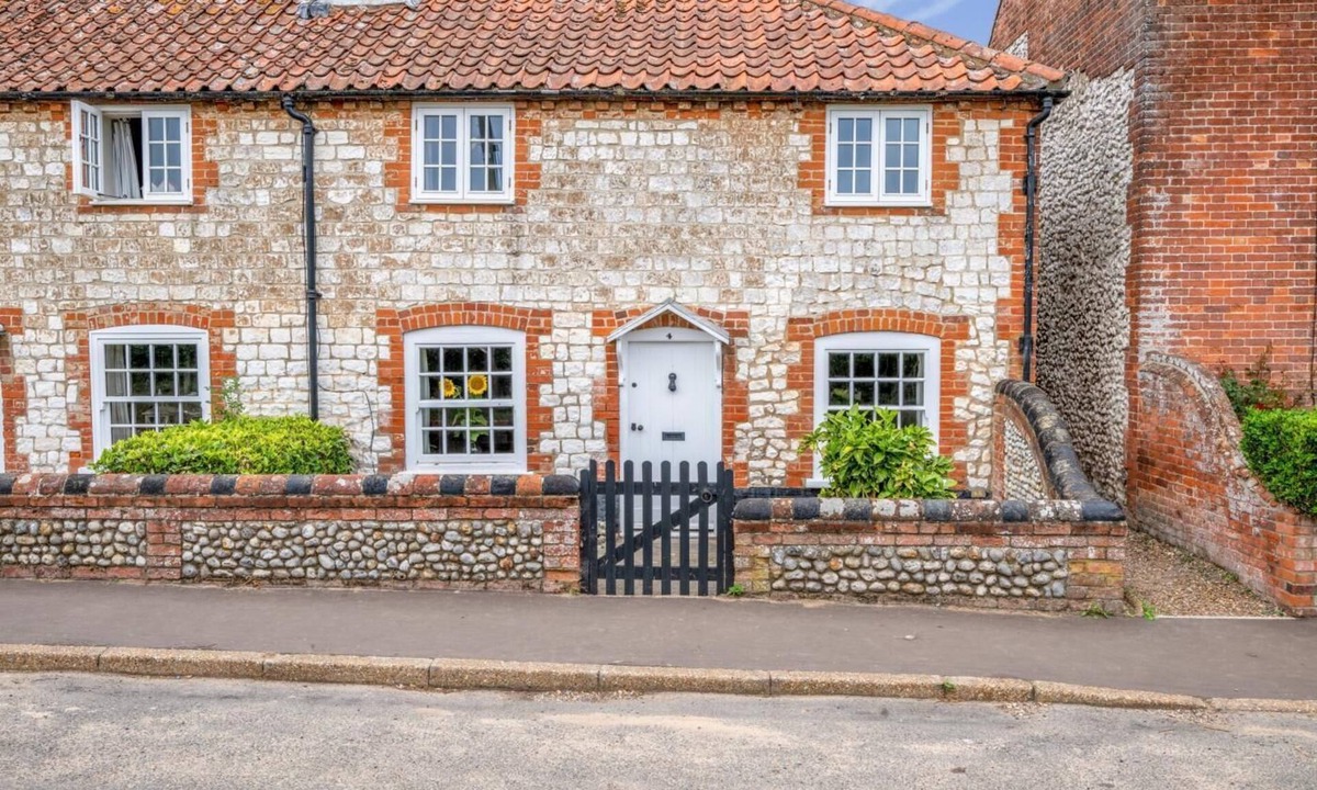 Burnham Overy Staithe Cottage | 2 Bed in Burnham Overy Staithe (oc-p30460)
