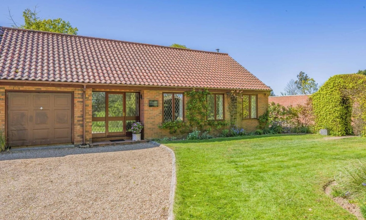 Irstead House | 2 Bed in Oby (oc-1924)