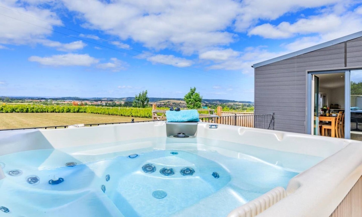 Somerton Cottage | 2 Bed in Somerton (oc-s32606)
