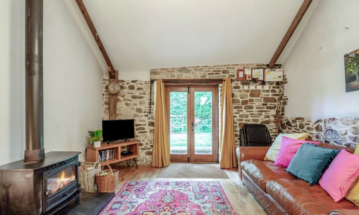 Black Torrington Cottage | 2 Bed in Torrington (oc-p27344)