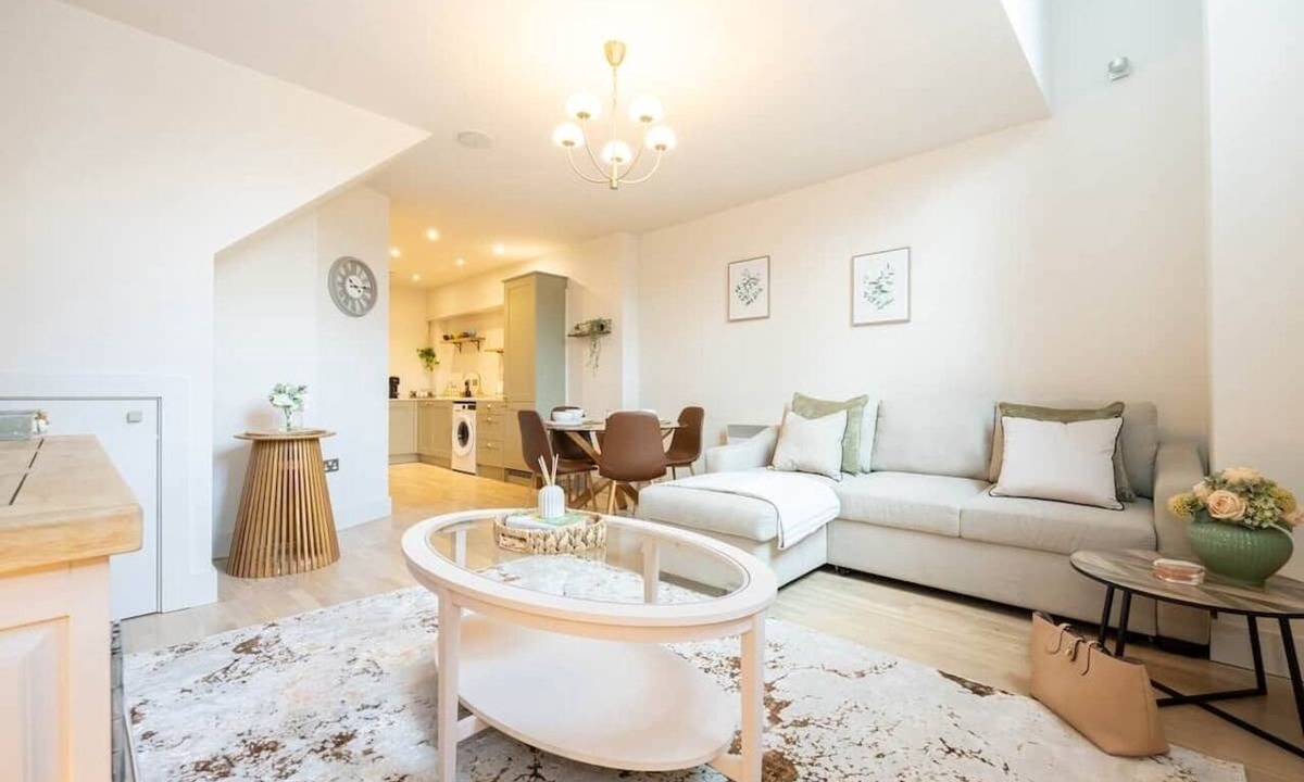 Warrington Apartment | 2-Bed Modern Duplex | Parking | 1 Min to Station