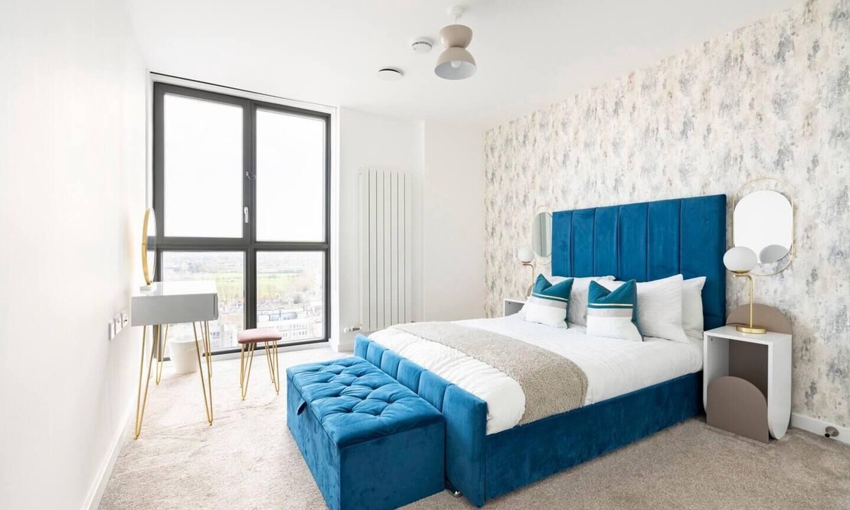 Barking Apartment | 2 Bed Penthouse - Balcony - Smoking - Parking