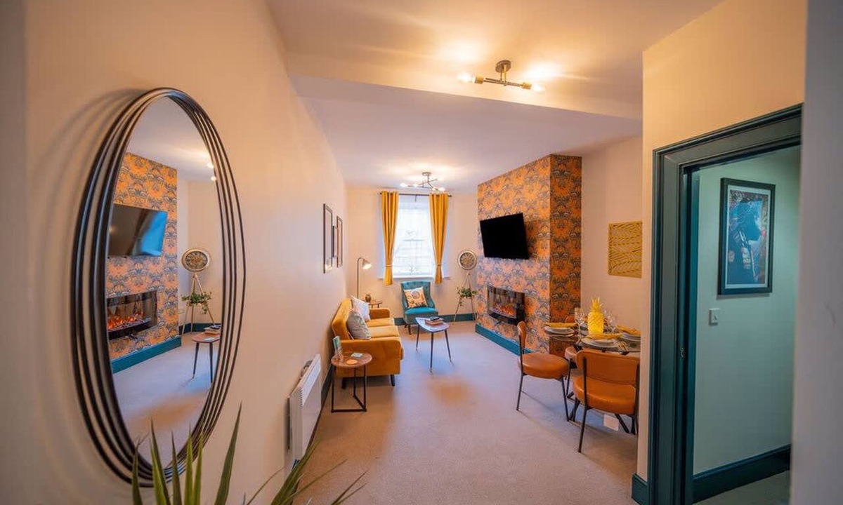 Gloucester Apartment | 2 Bed Refurbished apartment Parking Pet Friendly