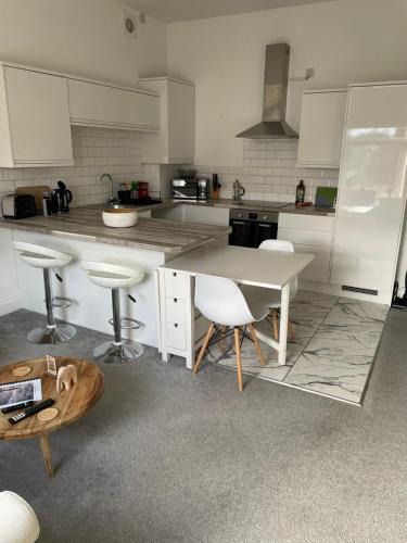 Crosby Apartment | 2 bed- walkable train and beach apartment