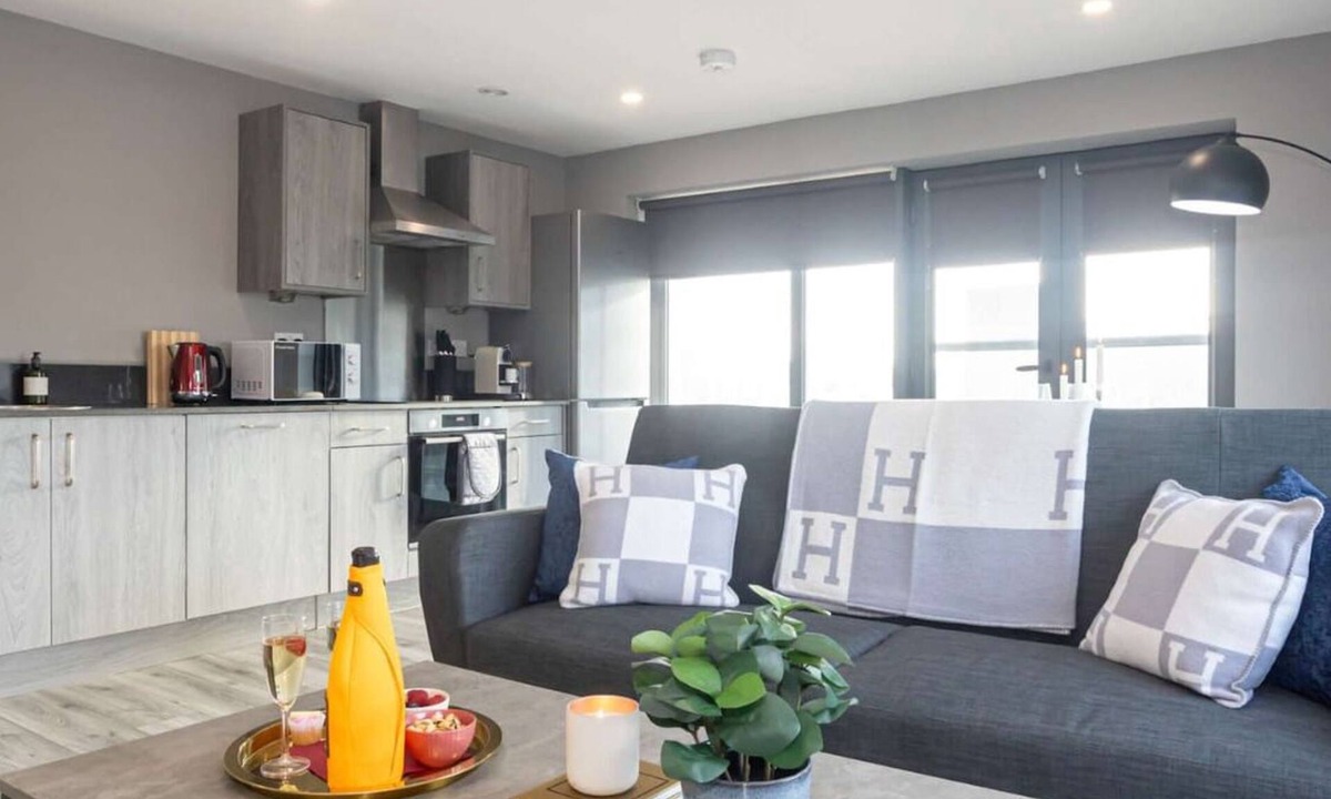 The Docks Apartment | 2 Bed Waterfront Flat | Dock Views | Liverpool