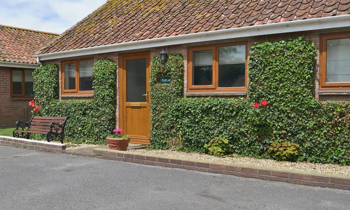 East Huntspill Cottage | 2 bedroom accommodation in East Huntspill, near Highbridge