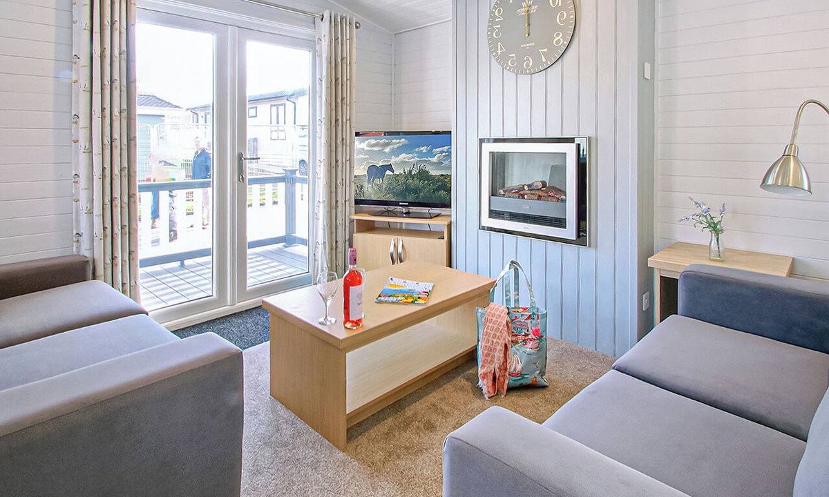 Milford on Sea Ski Chalet | 2 bedroom accommodation in Milford-on-Sea, Nr Lymington