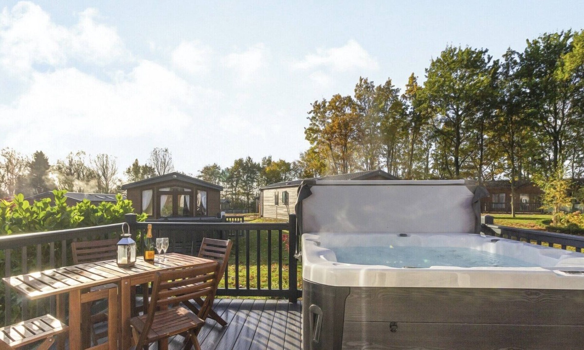 Arnold Cabin | 2 bedroom accommodation in Skirlaugh, Nr Hull