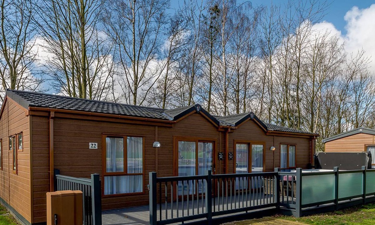 Arnold Cabin | 2 bedroom accommodation in Skirlaugh, Nr Hull