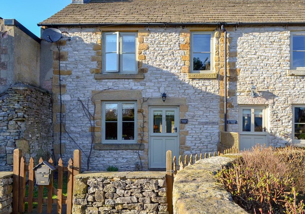 Great Longstone Cabin | 2 bedroom accommodation in Great Longstone, near Bakewell