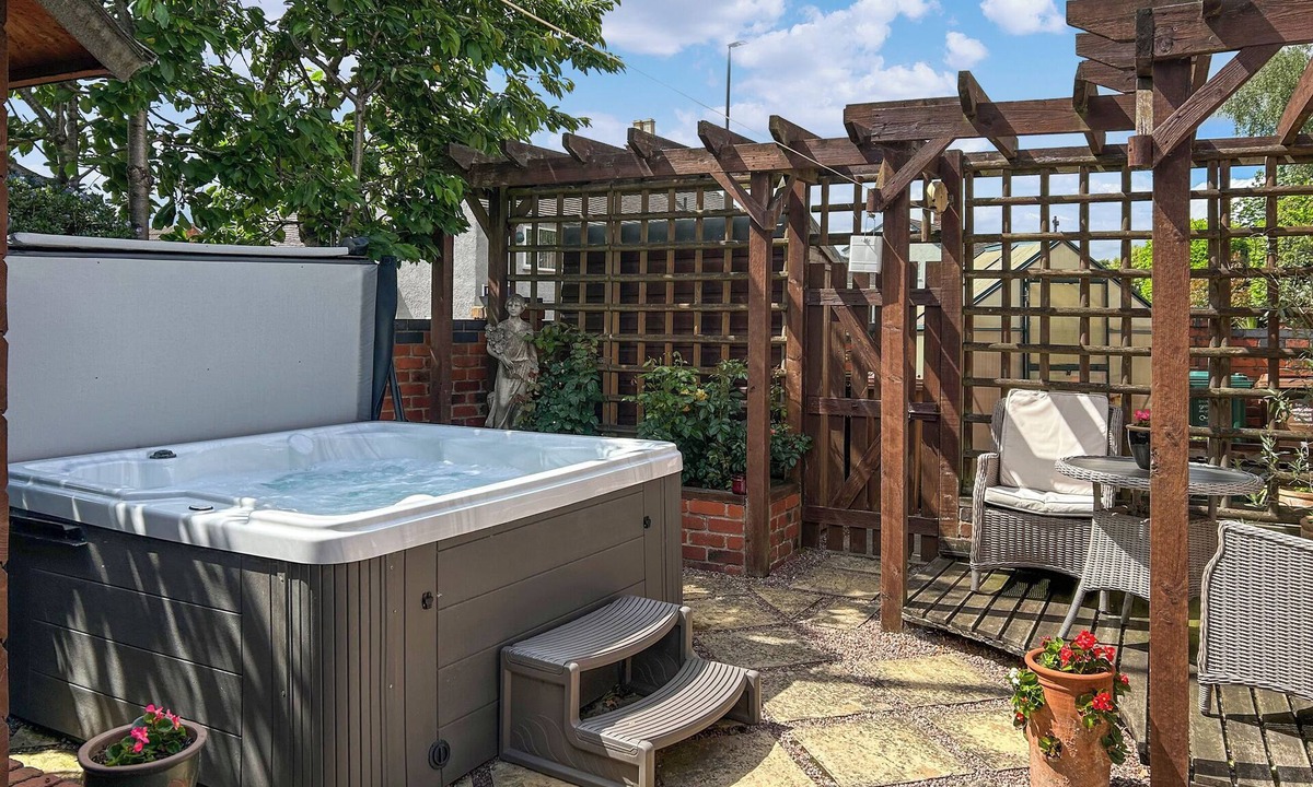 Swadlincote Cottage | 2 bedroom accommodation in Overseal