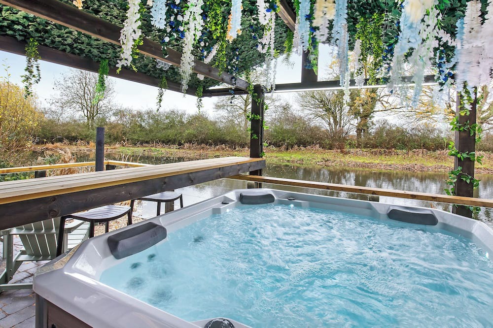 Selby Ski Chalet | 2 bedroom accommodation in South Duffield, Nr York