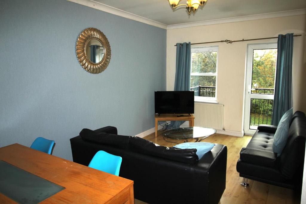 Doncaster Apartment | 2 Bedrooms & Sofa Bed - Balcony - Parking - Lift Access - Very Quiet Location