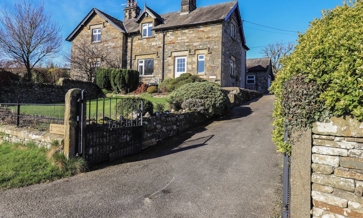 Carnforth Cottage | 2 LUPTON HALL COTTAGES, pet friendly in Lupton