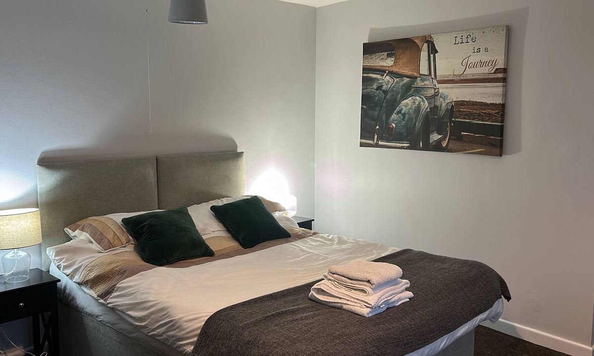 Bedford House | 2 mins from Train station, Lovely Deluxe Double Room