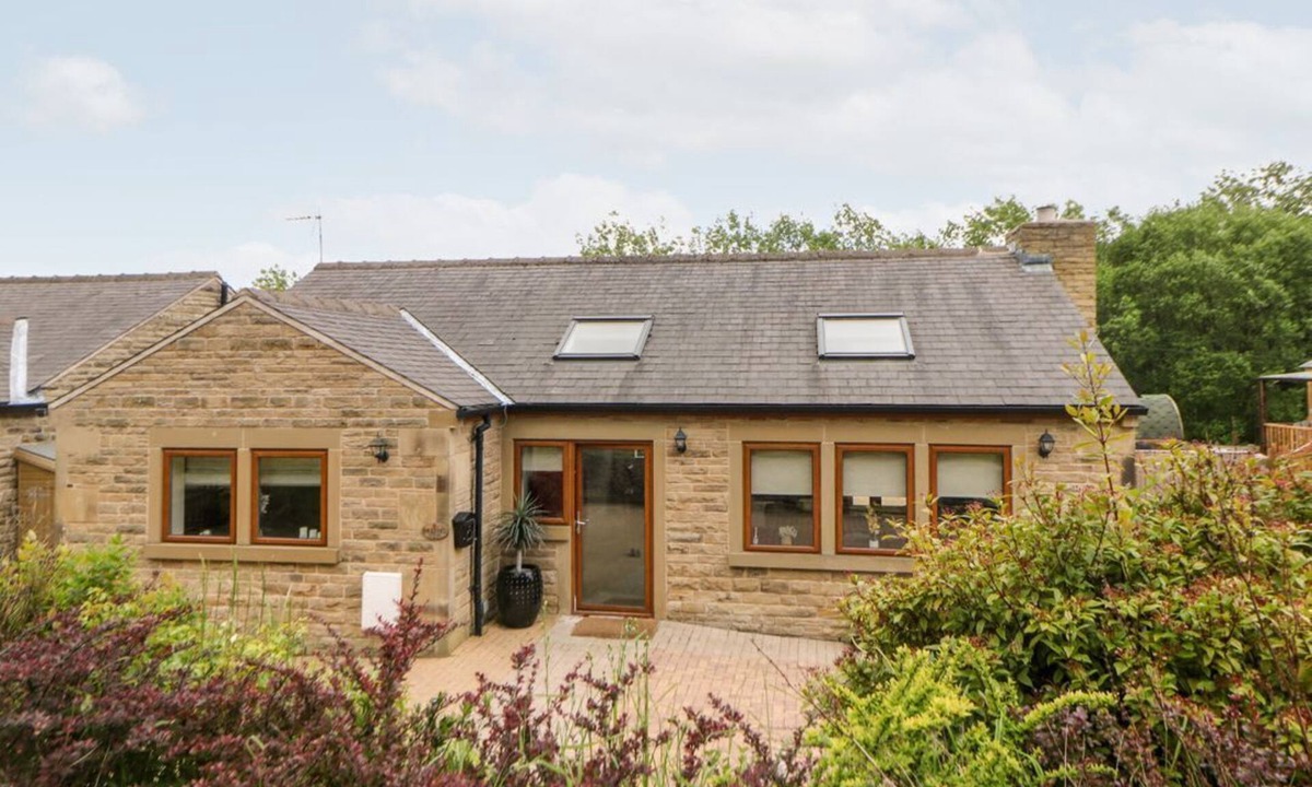 Hollow Meadows Cottage | 2 Pheasant Lane: Hot Tub Fun