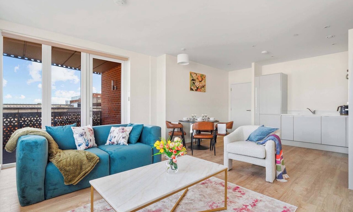 Staines Apartment | 2bed Flat | FREE Parking | Heathrow | Thorpe Park