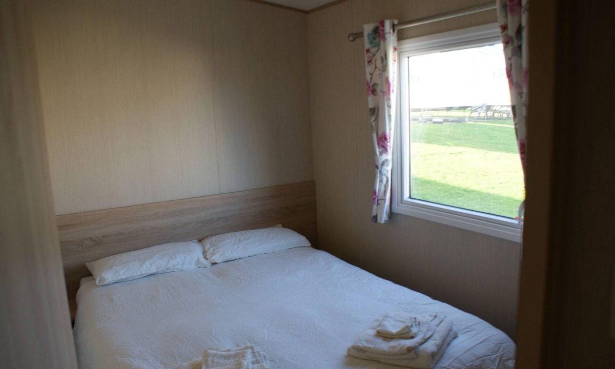 Crimdon Cabin | 3 Bed Caravan-Sleeps 6-Pool-Garden-Parking-Hot Tub