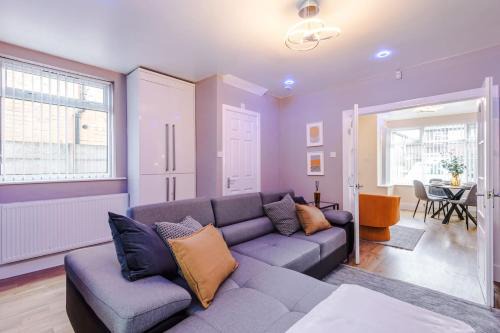 Failsworth House | 3 bed house Driveway Workspace Sleeps 7