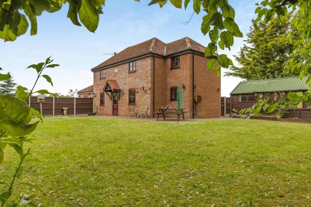 Acle House | 3 Bed in Acle oc-b41410