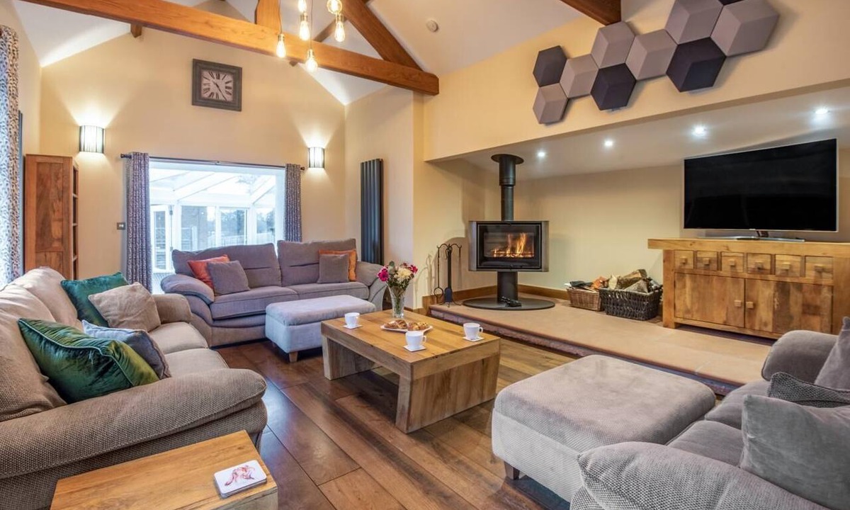Wing Cottage | 3 Bed in Brampton (oc-g34639)