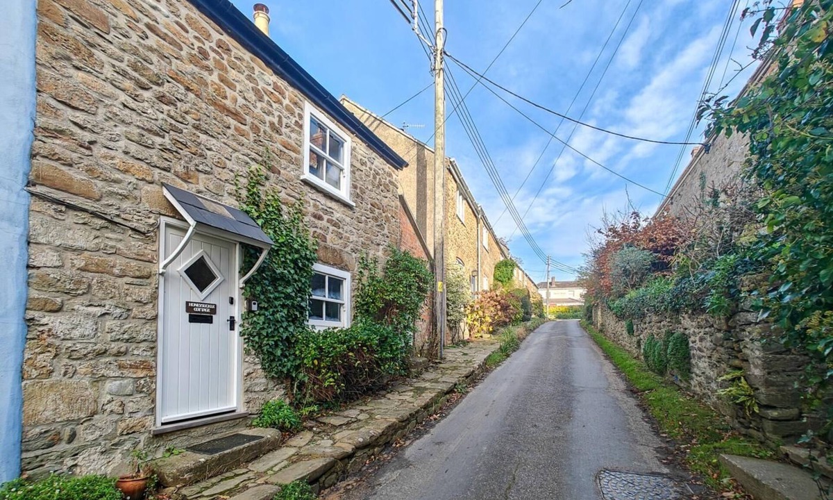 Eype Cottage | 3 Bed in Eype (oc-e34183)