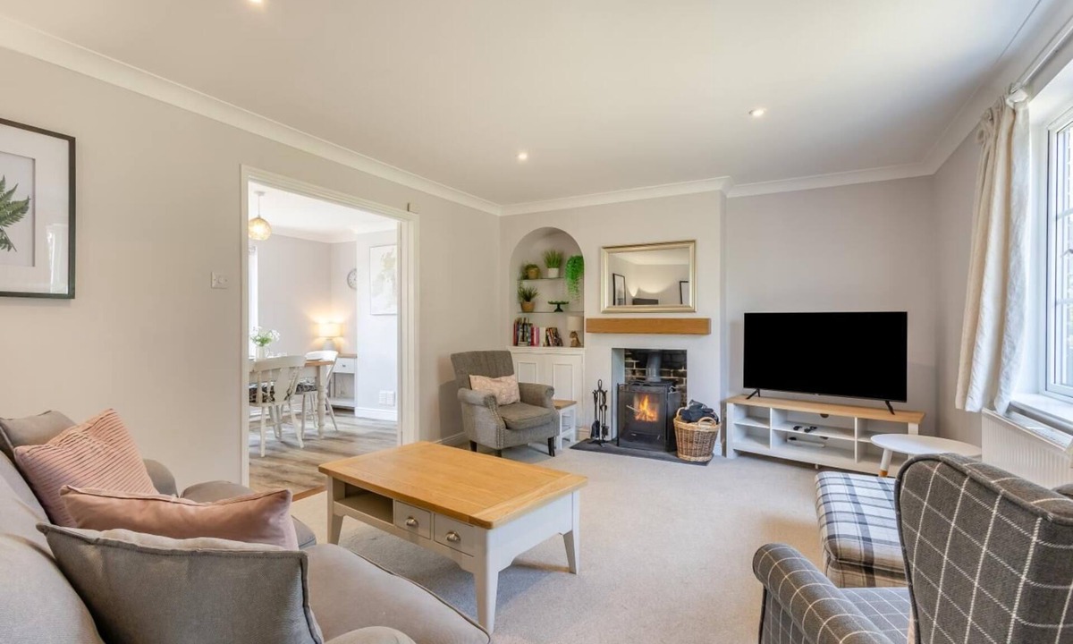 Martlesham Heath Cottage | 3 Bed in Rushmere St. Andrew (oc-1lux)