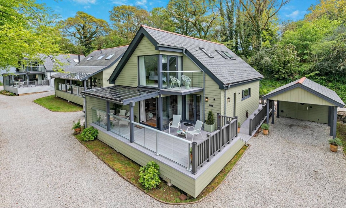 Bodmin Ski Chalet | 3 Bed in Hellandbridge (oc-b28323)