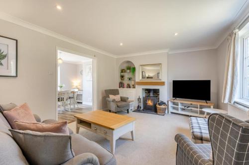 Martlesham Heath House | 3 Bed in Rushmere St. Andrew oc-1lux
