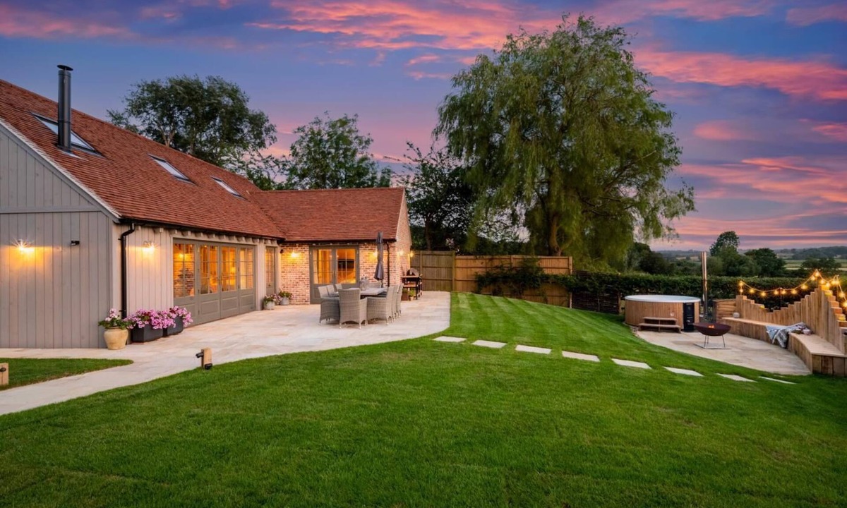 Tenterden Cottage | 3 Bed in Wittersham (oc-m27683)