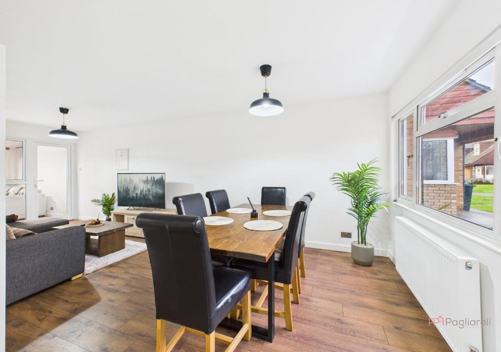 Reading Apartment | 3-Bed Semi-Detached Perfect for Work & Family with Parking