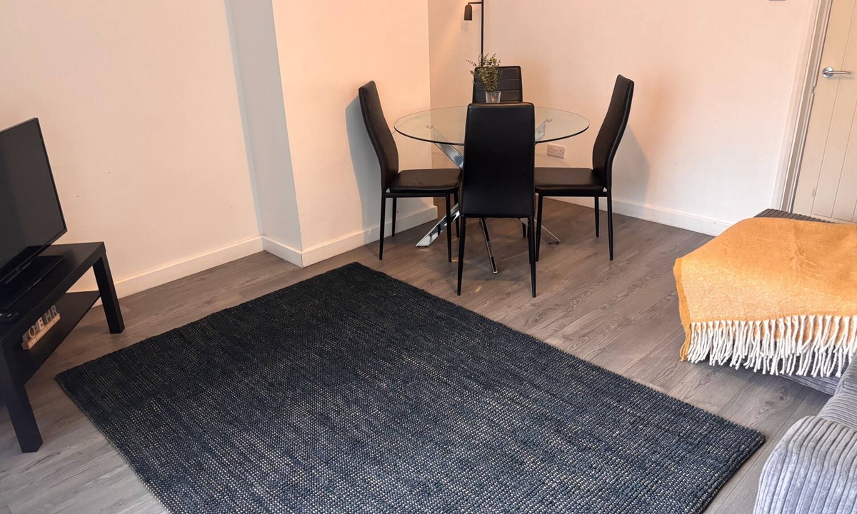 Wolverhampton House | 3 Bed-Sleeps 5- Garden-Pets-Parking