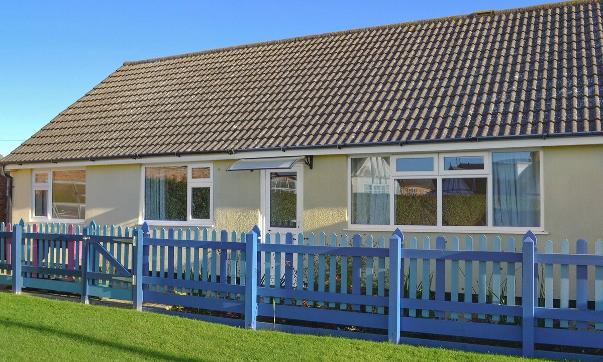 Sutton-on-Sea Cottage | 3 bedroom accommodation in Sutton-on-Sea, near Skegness
